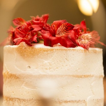 Detalhe das flores naturais no topo do bolo